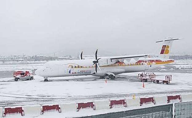 Imagen de un avión en la pista del aeropuerto de Hondarribia. 