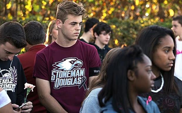 Imagen principal - Con lágrimas pero desafiantes, supervivientes de la masacre en Florida vuelven a clase