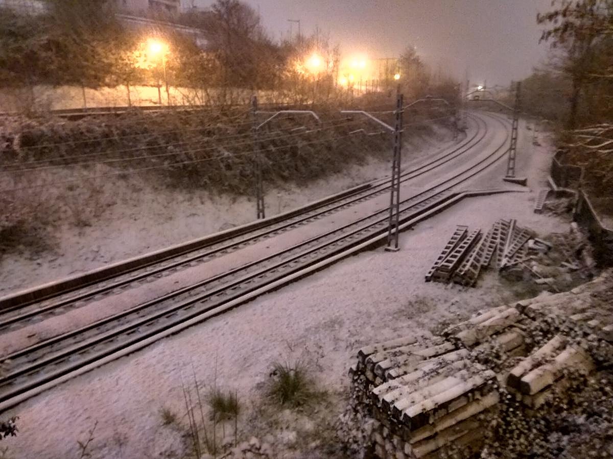 La nieve ha caído con intensidad en la capital guipuzcoana desde primera hora de la mañana