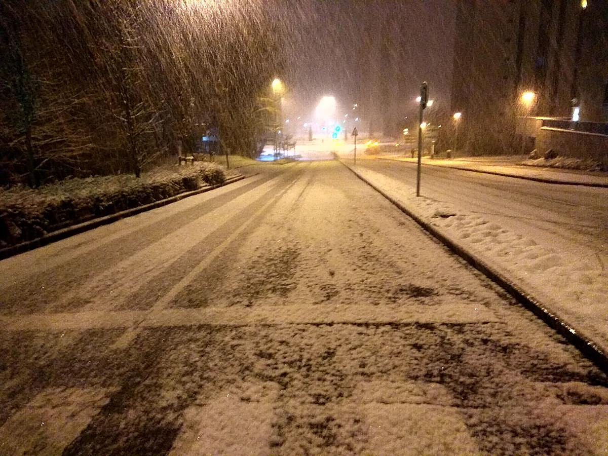 La nieve ha caído con intensidad en la capital guipuzcoana desde primera hora de la mañana