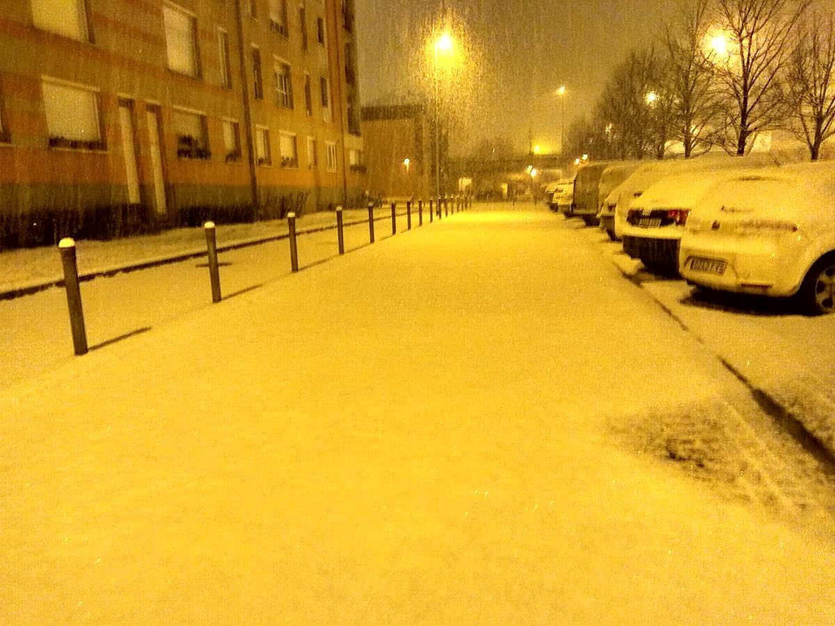 La nieve ha caído con intensidad en la capital guipuzcoana desde primera hora de la mañana