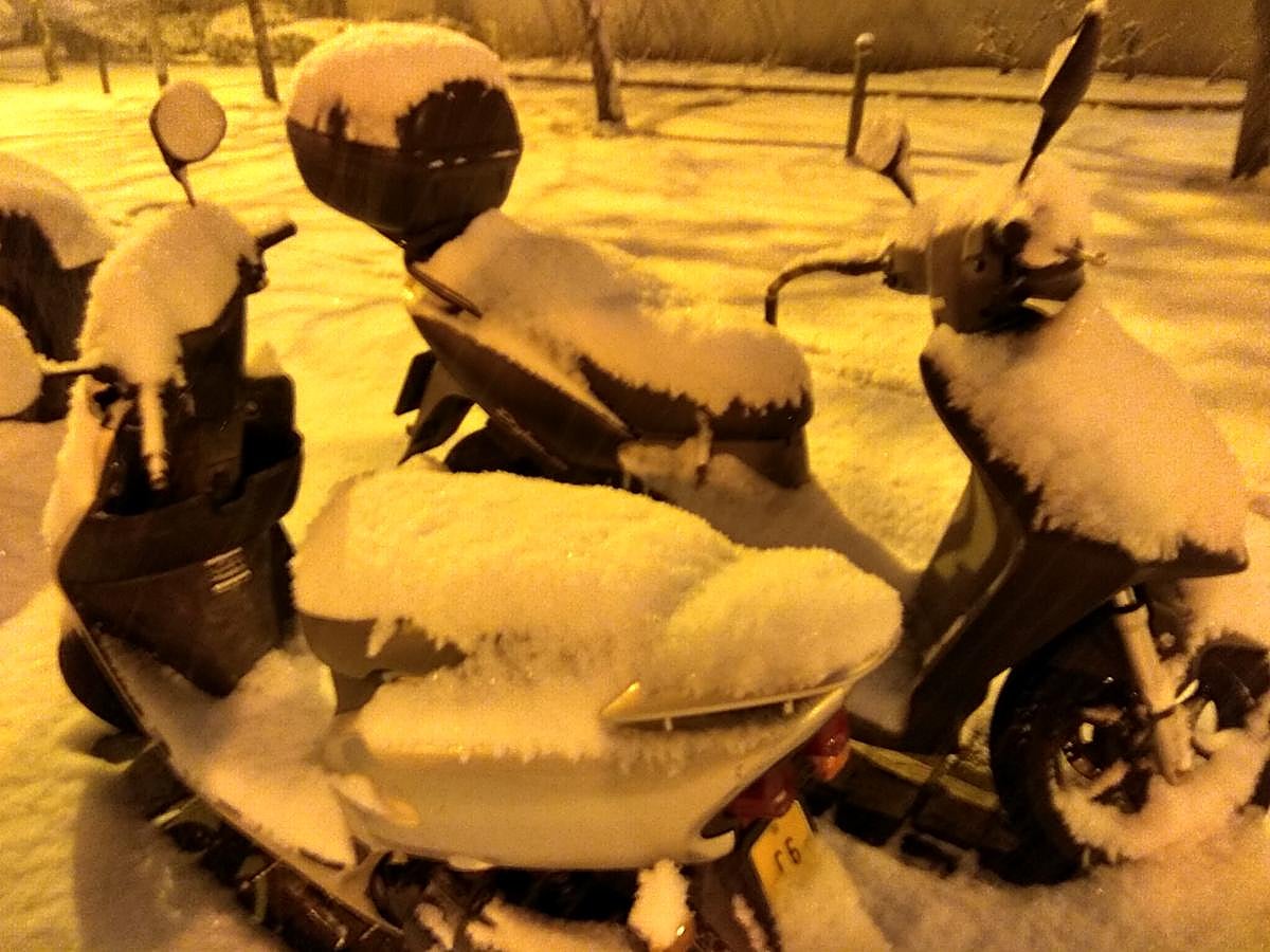 La nieve ha caído con intensidad en la capital guipuzcoana desde primera hora de la mañana