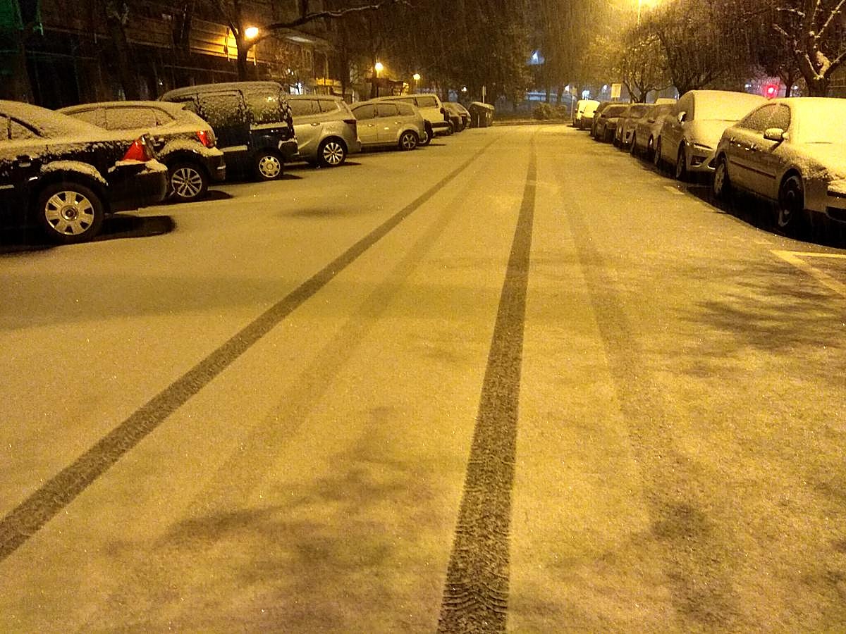 La nieve ha caído con intensidad en la capital guipuzcoana desde primera hora de la mañana