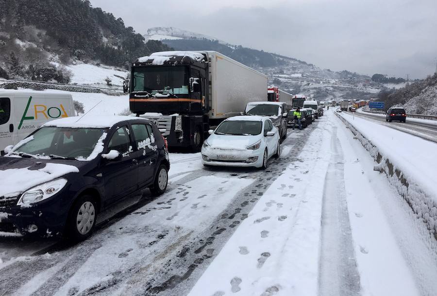 San Sebastian, Bilbao, Pamplona, Santander, Zaragoza y numerosas provincias del norte de españa sorprendidas por el temporal de nieve.