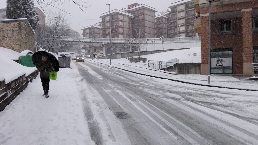La localidad ha amanecido teñida de blanco