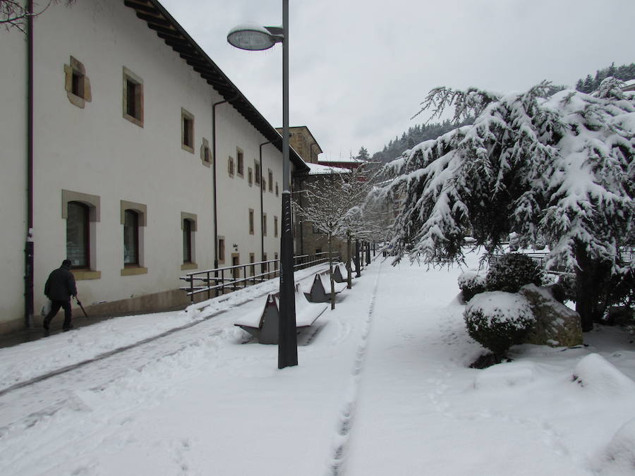 La localidad ha amanecido teñida de blanco