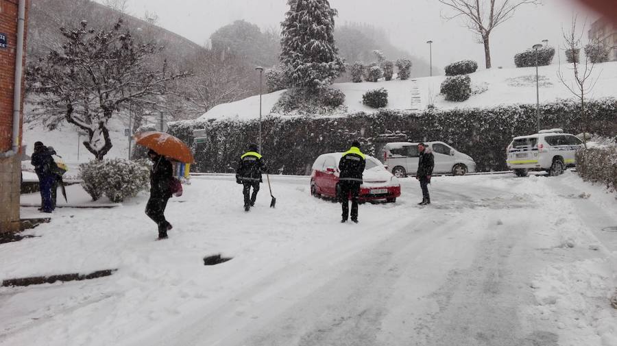 La localidad ha amanecido teñida de blanco