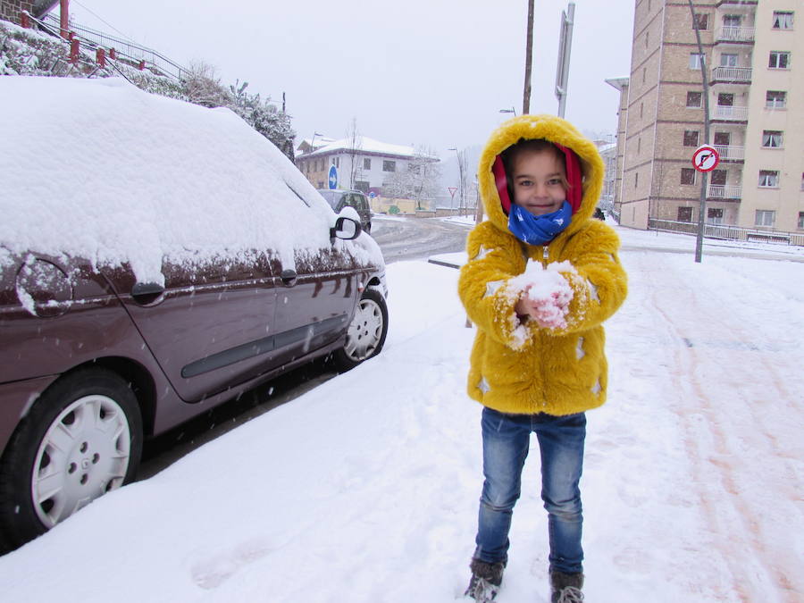 La localidad ha amanecido teñida de blanco