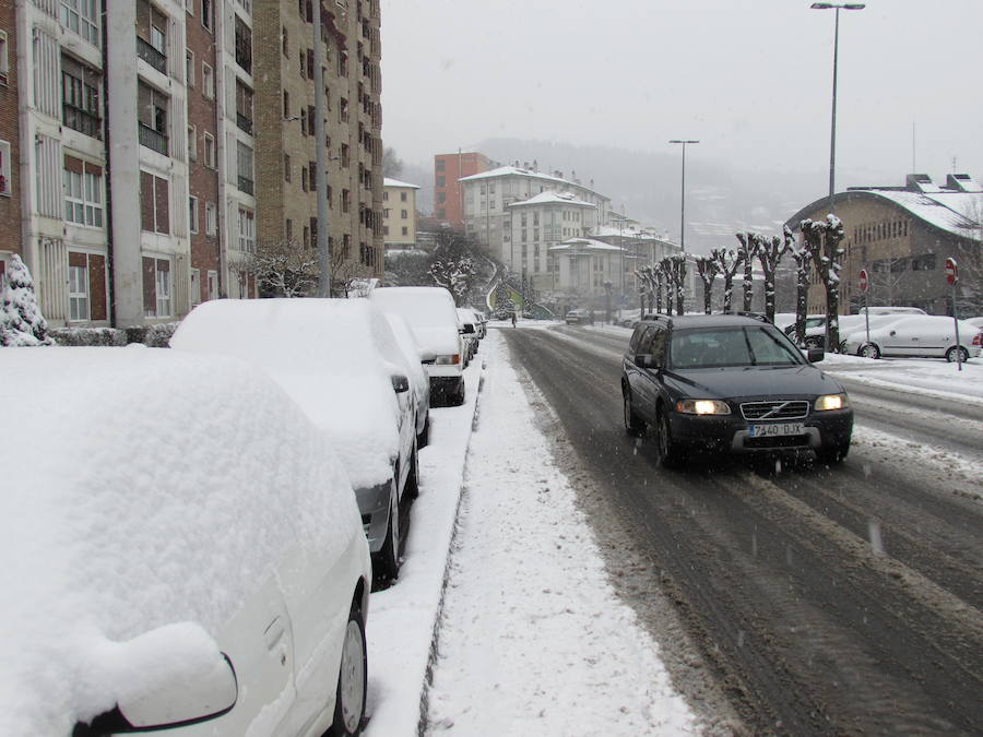 La localidad ha amanecido teñida de blanco