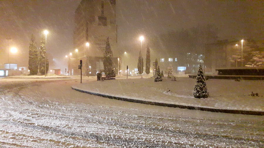 La nieve ha dificultado la circulación en la capital guipuzcoana