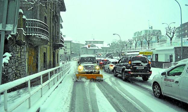 Momentos difíciles los que se vivieron ayer en las carreteras de Urnieta a consecuencia de la nieve.