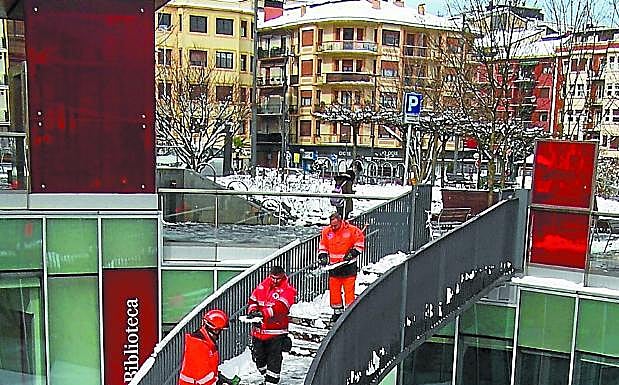 Voluntarios de Protección Civil limpian las escaleras del CBA.
