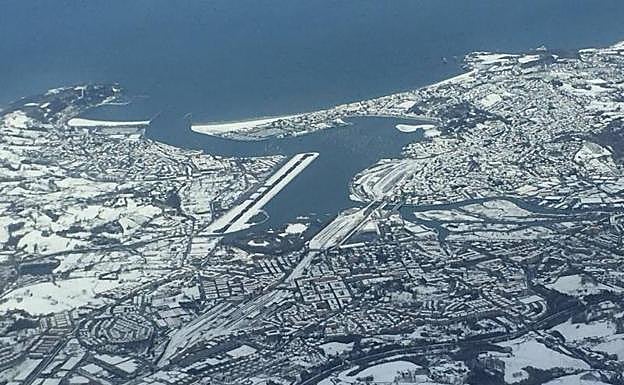 La nieve presente en la bahía de Pasaia a primera hora de esta mañana.
