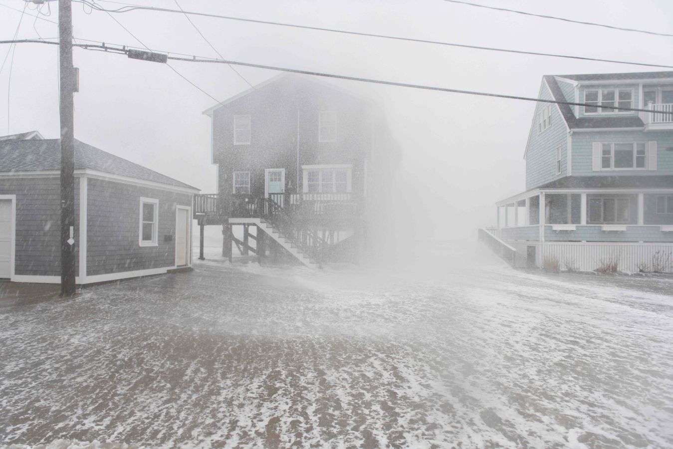 Las olas ingresan a las casas en Scituate, Massachusetts, como consecuencia del ciclón conocido como 'la bomba'