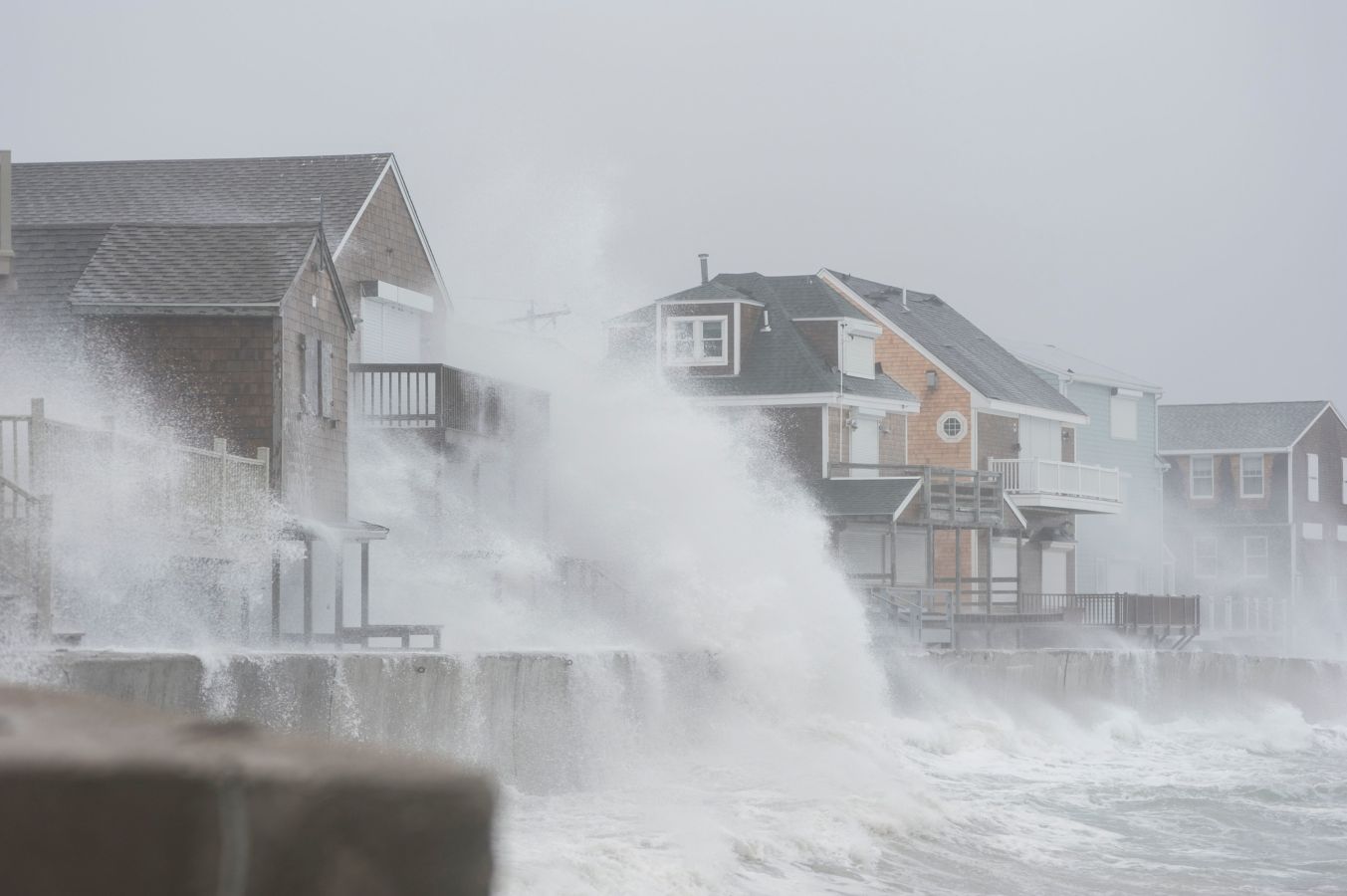 Las olas ingresan a las casas en Scituate, Massachusetts, como consecuencia del ciclón conocido como 'la bomba'