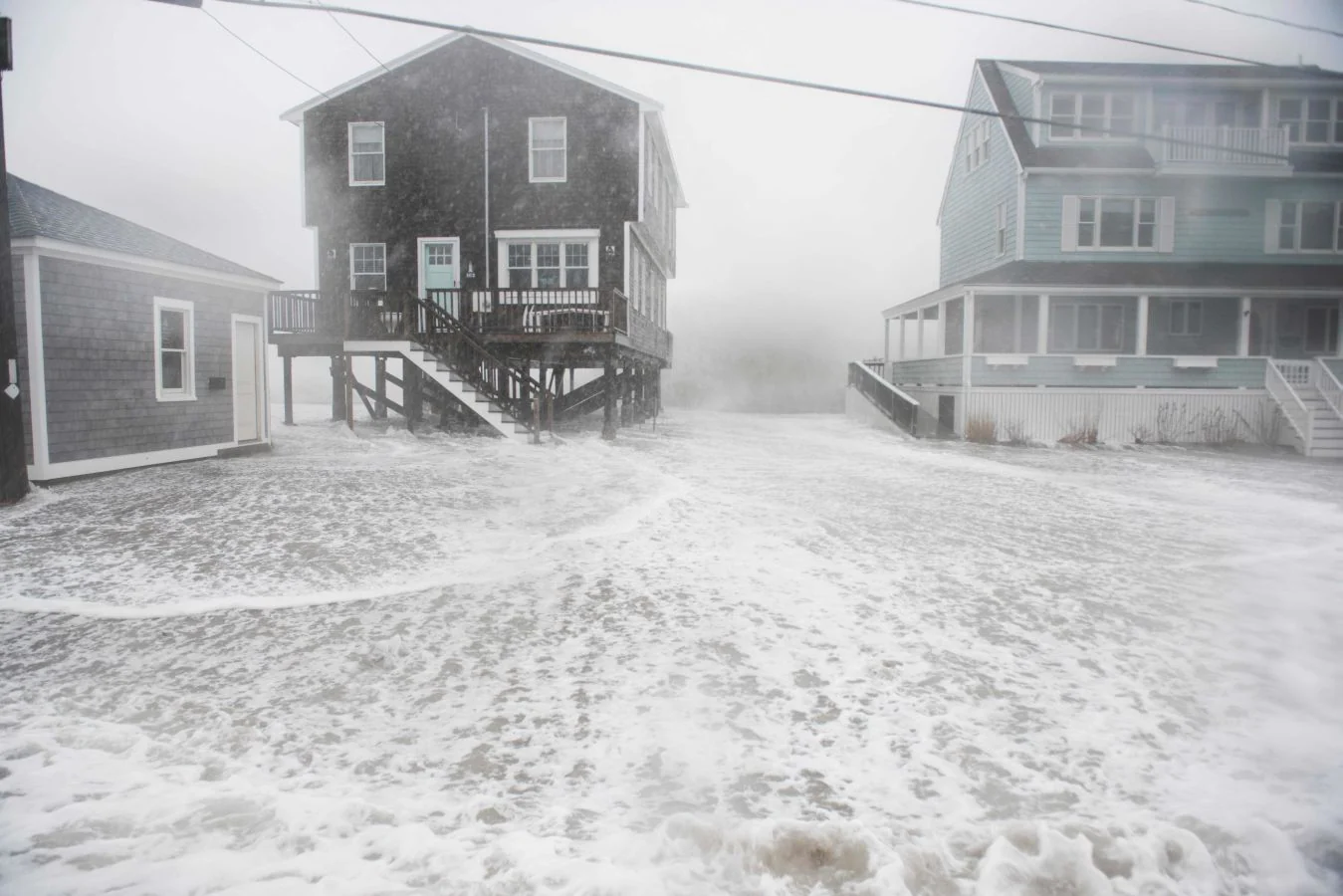 Las olas ingresan a las casas en Scituate, Massachusetts, como consecuencia del ciclón conocido como 'la bomba'