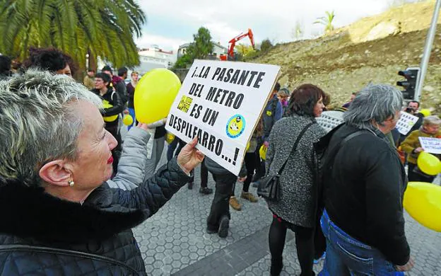 Protesta ante las obras del Metro en Benta Berri. 