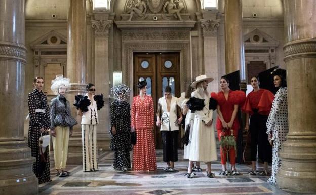 Imagen de las modelos vestidas de Juana Martín antes de desfilar. 