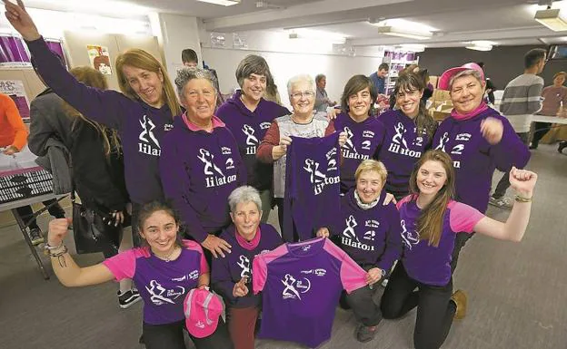 Fundadoras de la Lilatón, organizadoras actuales y particiantes, ayer en Donostia tras recoger la bosa del corredor