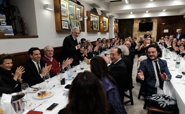 Imagen principal - Plácido Domingo se dirige a los presentes. Debajo, María Luisa Molina y Juan Matellanes, Manolo Cabrera, Santiago de Ybarra y Churruca y su esposa Mercedes Baptista y Plácido Domingo. Rafa Munilla entrega al tenor un bastón de mando de la Tamborrada donostiarra.