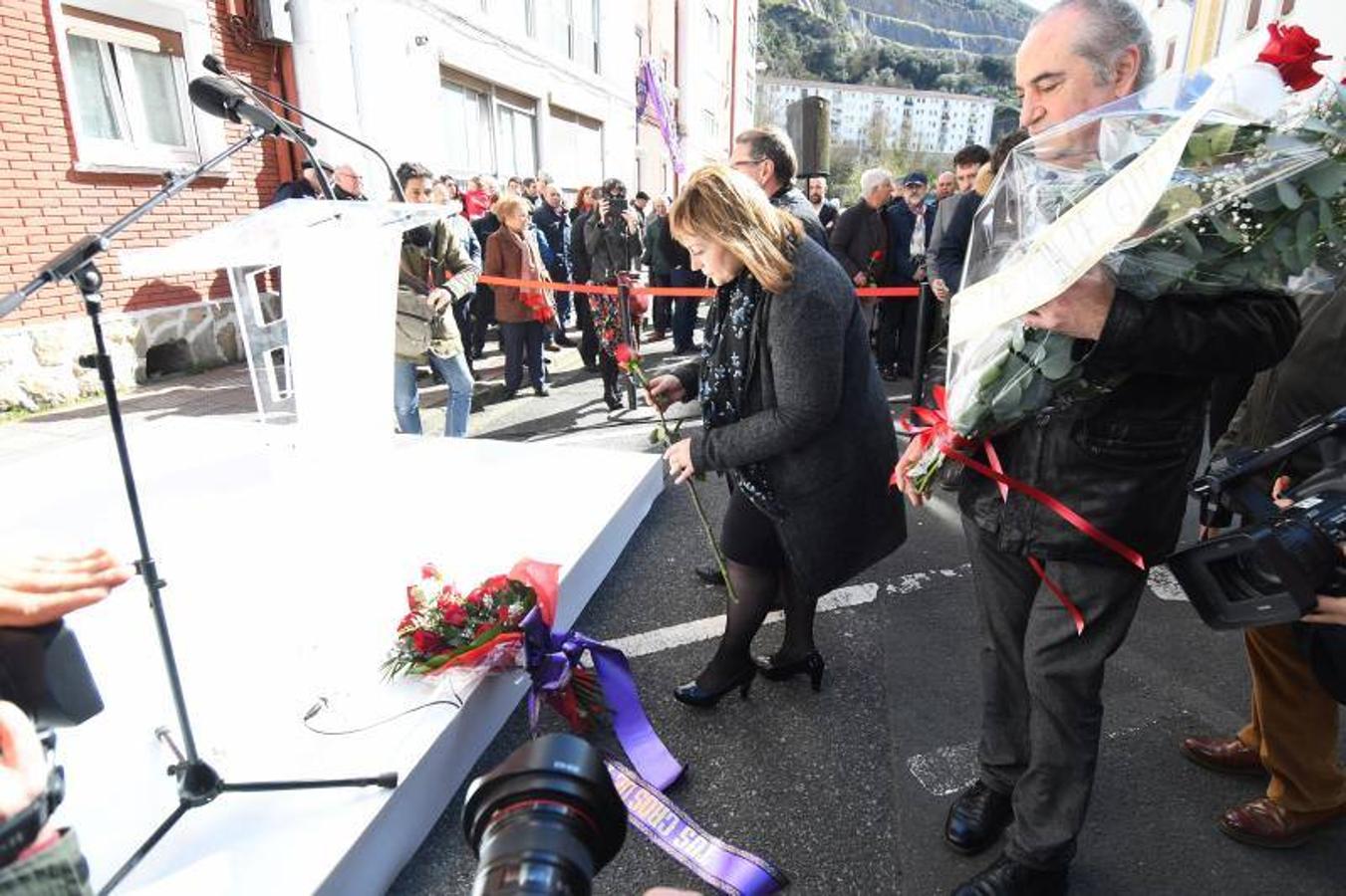 El PSE homenajea a Isaías Carrasco en el décimo aniversario de su asesinato por parte de ETA. 