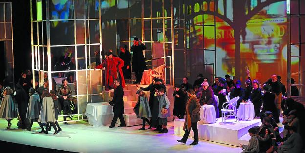 El escenario del Kursaal se convierte en el París de 1900 en el colorista montaje de 'La bohème' presentado por Opus Lirica.