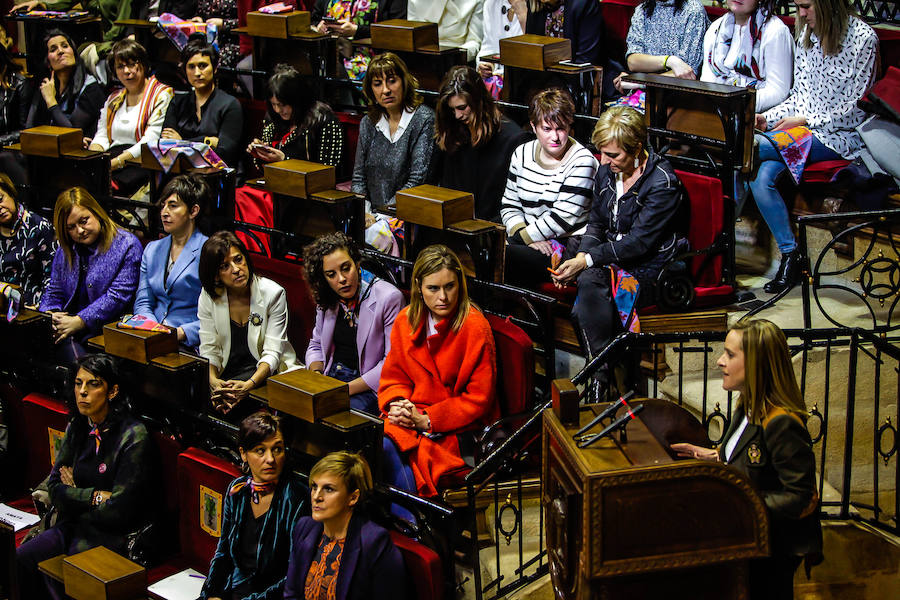 La casa de Juntas de Gernika acoge la segunda asamblea extraordinaria de mujeres electas para denunciar los techos de cristal a los que se enfrentan las mujeres.