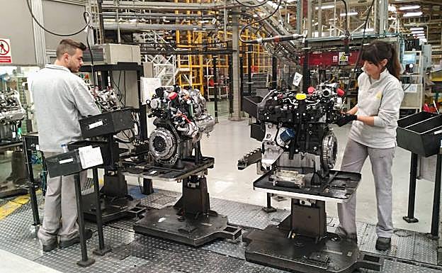 Dos empleados de la fábrica Renault de Valladolid.