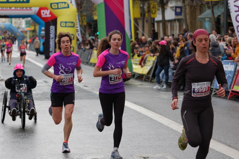 Una edición más la Lilatón resultó todo un éxito de participación con más de 6.050 inscritas de las cuales 5.240 tomaron la salida, 439 más que en 2017. Entre todas estas batalladoras mujeres se adjudicó la Txapela-Lilatón la donostiarra del Atlético SS Lorea Ayala que utilizó sus mejores armas de mediofondista para ganar la prueba en 18:07.