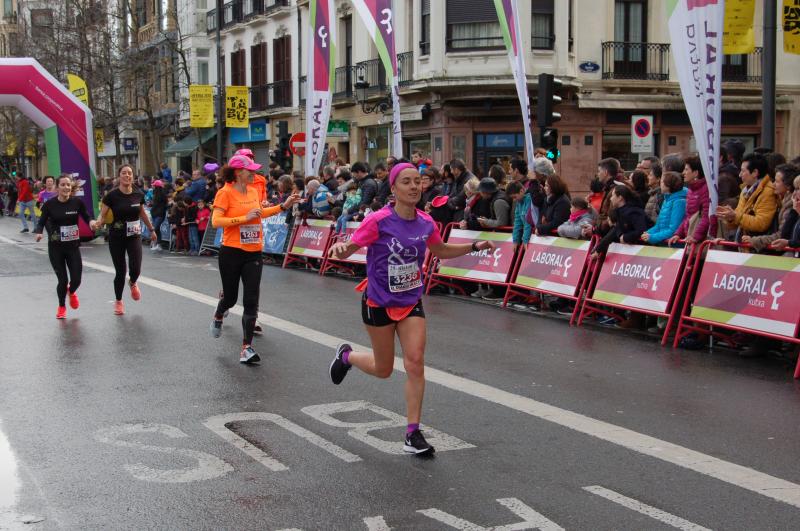 Una edición más la Lilatón resultó todo un éxito de participación con más de 6.050 inscritas de las cuales 5.240 tomaron la salida, 439 más que en 2017. Entre todas estas batalladoras mujeres se adjudicó la Txapela-Lilatón la donostiarra del Atlético SS Lorea Ayala que utilizó sus mejores armas de mediofondista para ganar la prueba en 18:07.