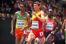Adel Mechaal y el etíope Yomif Kejelcha compitiendo en la ronda clasificatoria de los 3000 metros lisos durante los Mundiales de pista cubierta. 