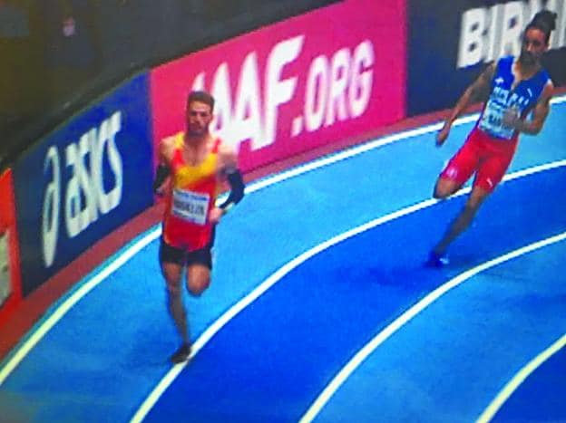 Óscar Husillos, justo en el momento en que pisa la raya en la final de los 400 metros del Mundial. 