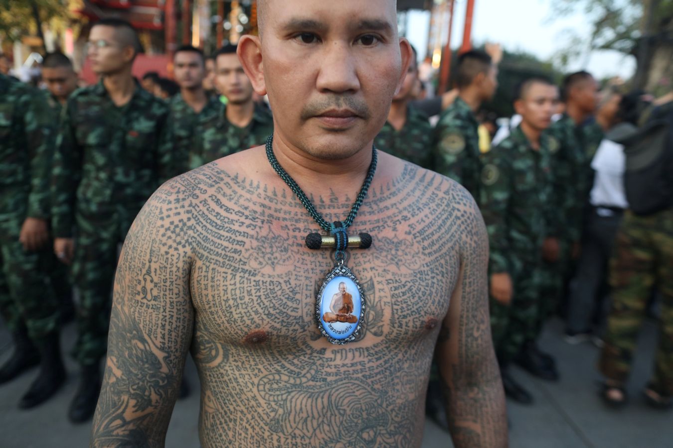 Festival religioso de tatuajes en el monasterio de Wat Bang Phra en Tailandia, donde los devotos creen que sus tatuajes tienen poderes místicos