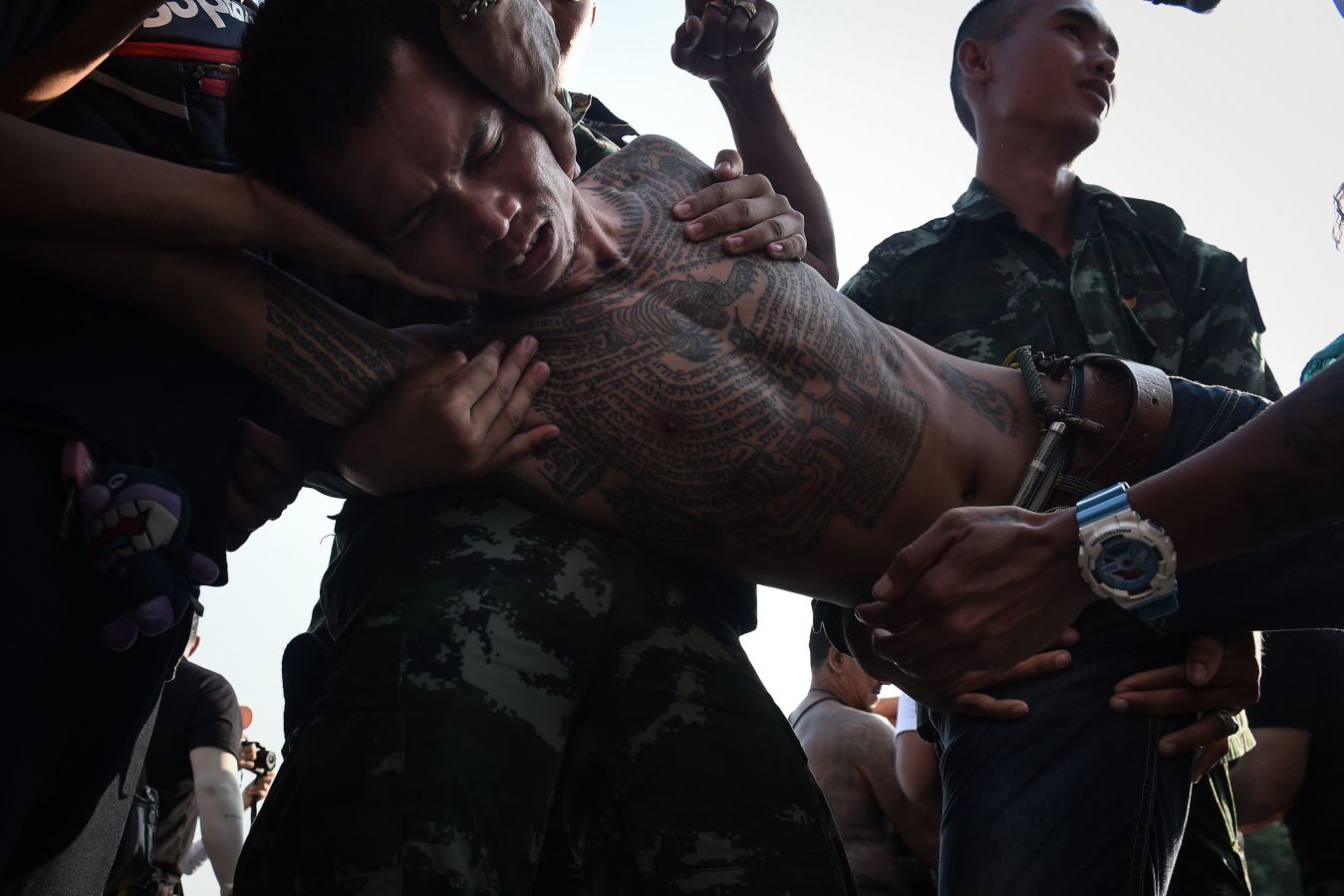 Festival religioso de tatuajes en el monasterio de Wat Bang Phra en Tailandia, donde los devotos creen que sus tatuajes tienen poderes místicos