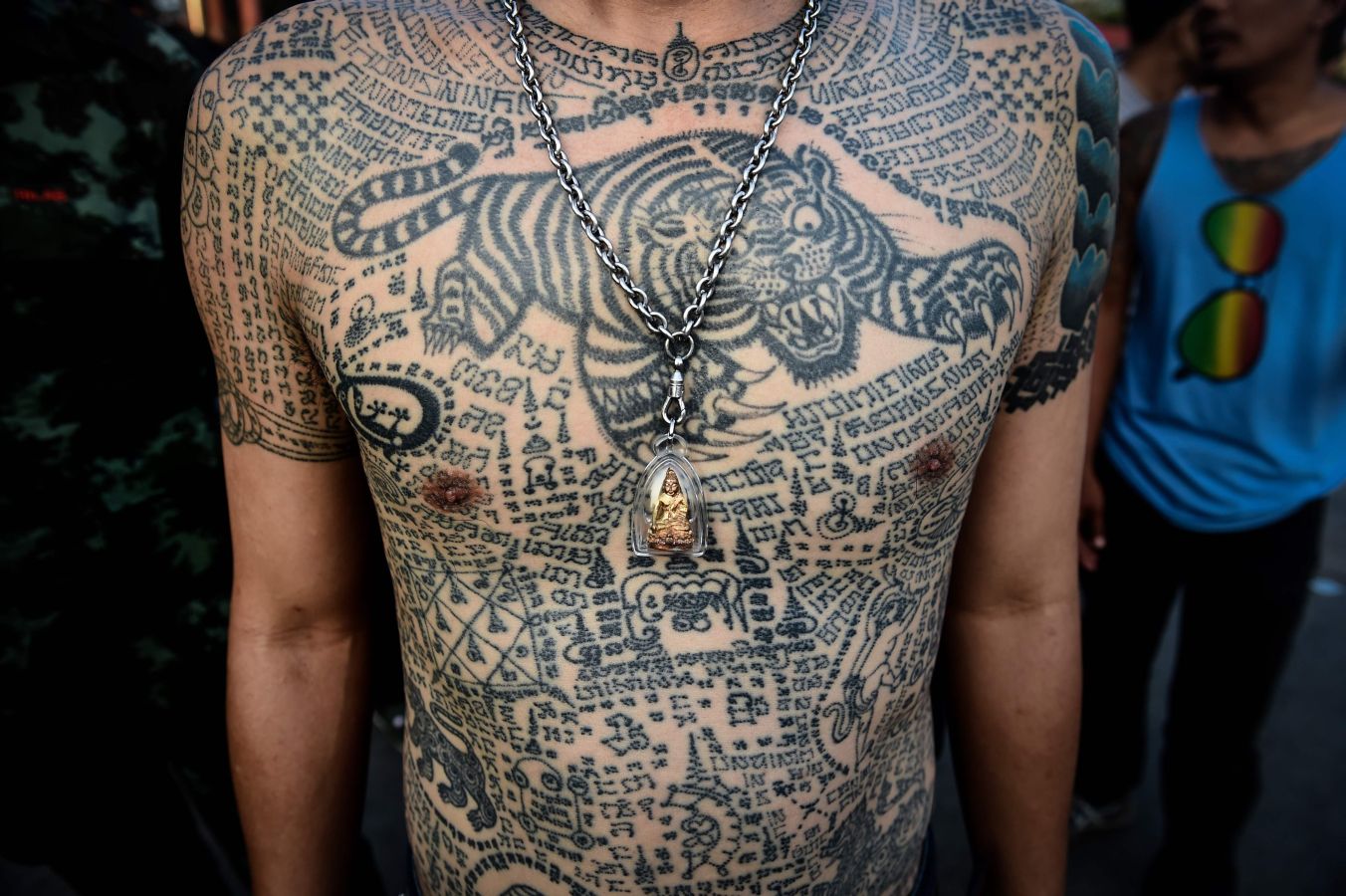 Festival religioso de tatuajes en el monasterio de Wat Bang Phra en Tailandia, donde los devotos creen que sus tatuajes tienen poderes místicos