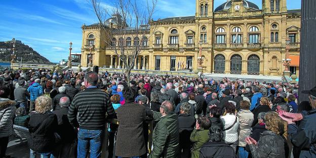 Varios cientos de jubilados y pensionistas se congregaron ayer frente al Ayuntamiento de Donostia convocados por Duintasuna.