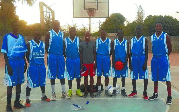 Senegaleses con las equipaciones del Gipuzkoa Basket.