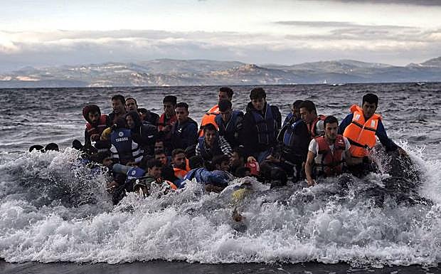 Una balsa llega a la isla de Lesbos. 