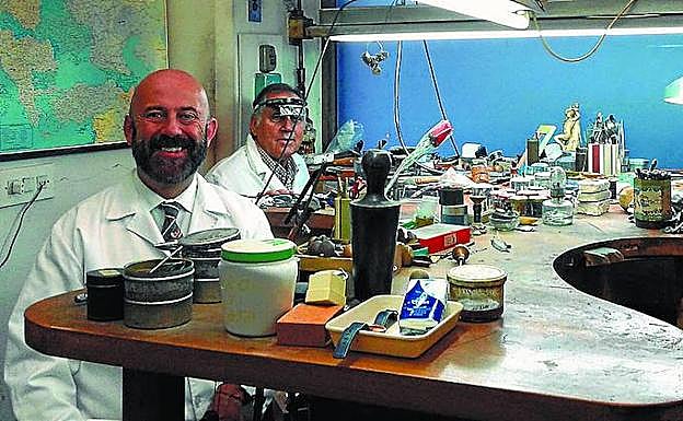 Imagen principal - Claudio Munoa y el actual equipo de artistas de la Casa. Debajo a la izquierda, la reina María Cristina en el local de origen de la saga. A la derecha, la Donostibay. 