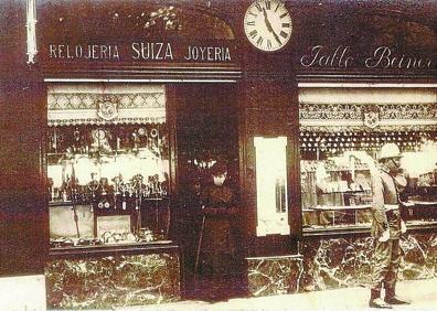 Imagen secundaria 1 - Claudio Munoa y el actual equipo de artistas de la Casa. Debajo a la izquierda, la reina María Cristina en el local de origen de la saga. A la derecha, la Donostibay. 