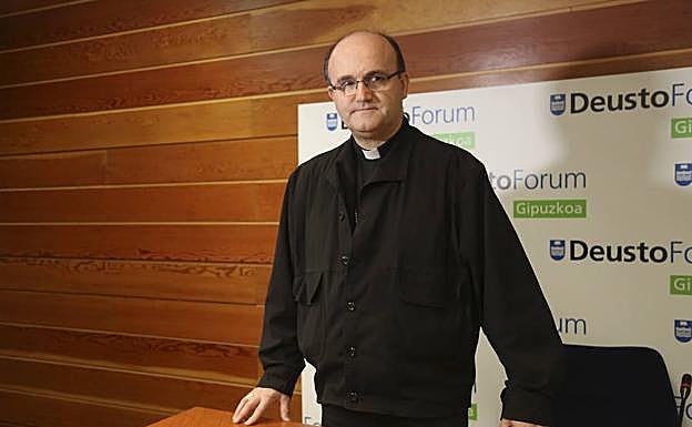 El obispo de San Sebastián, José Ignacio Munilla, en el ciclo Begiradak organizado por DeustoForum Gipuzkoa