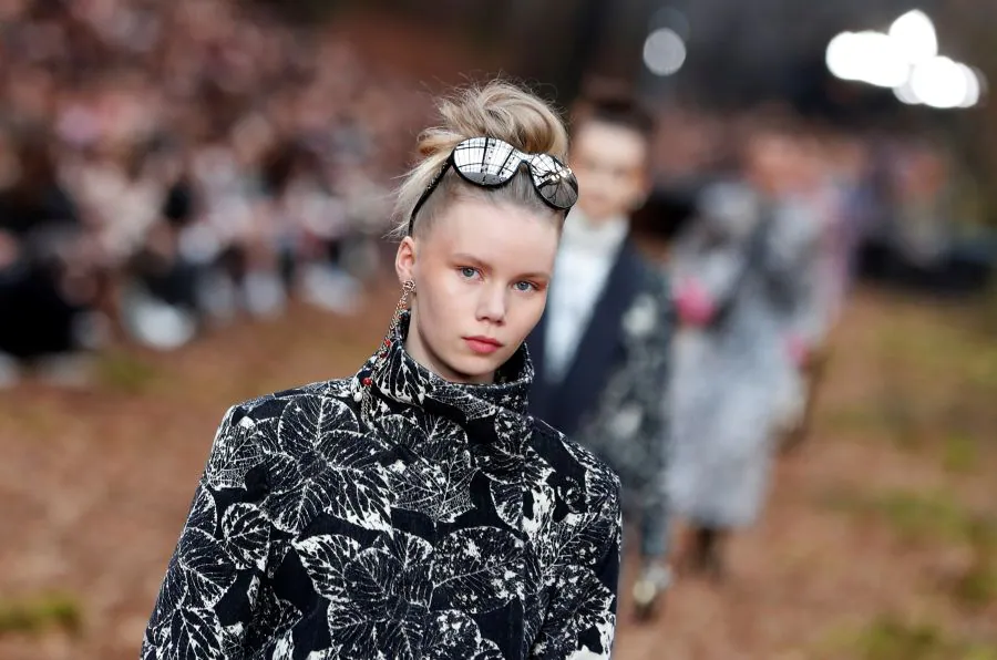 El diseñador alemán Karl Lagerfeld es el autor de los modelos que ha presentado la casa Chanel para el otoño 2018/19 en la Semana de la Moda de París. 