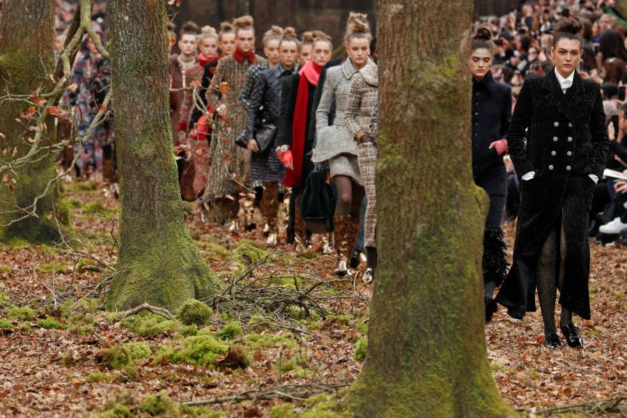 El diseñador alemán Karl Lagerfeld es el autor de los modelos que ha presentado la casa Chanel para el otoño 2018/19 en la Semana de la Moda de París. 