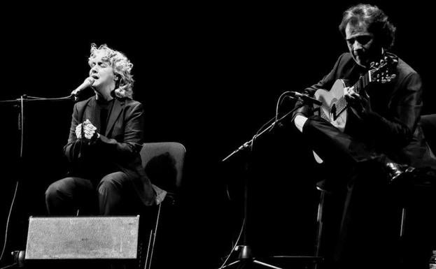 Mayte Martín y el sevillano Salvador Gutiérrez en el Teatro Barakaldo en enero de 2017.