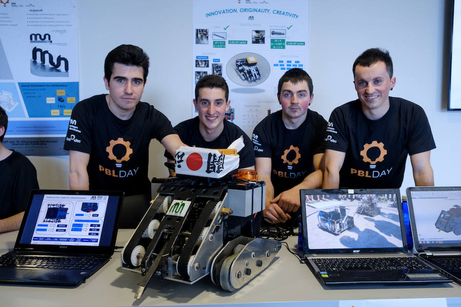 La Escuela Politécnica Superior de Mondragon Unibertsitatea, en colaboración con Orona Fundazioa, ha organizado este miércoles una jornada en Hernani donde se han expuesto 27 de los 446 proyectos reales de ingeniería desarrollados por más de 2.200 estudiantes, siguiendo el método Project Based Learning, basado en la resolución de problemas bajo la supervisión de tutores y que supone un método de aprendizaje pionero en el Estado.