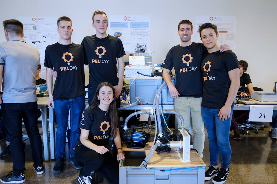 La Escuela Politécnica Superior de Mondragon Unibertsitatea, en colaboración con Orona Fundazioa, ha organizado este miércoles una jornada en Hernani donde se han expuesto 27 de los 446 proyectos reales de ingeniería desarrollados por más de 2.200 estudiantes, siguiendo el método Project Based Learning, basado en la resolución de problemas bajo la supervisión de tutores y que supone un método de aprendizaje pionero en el Estado.