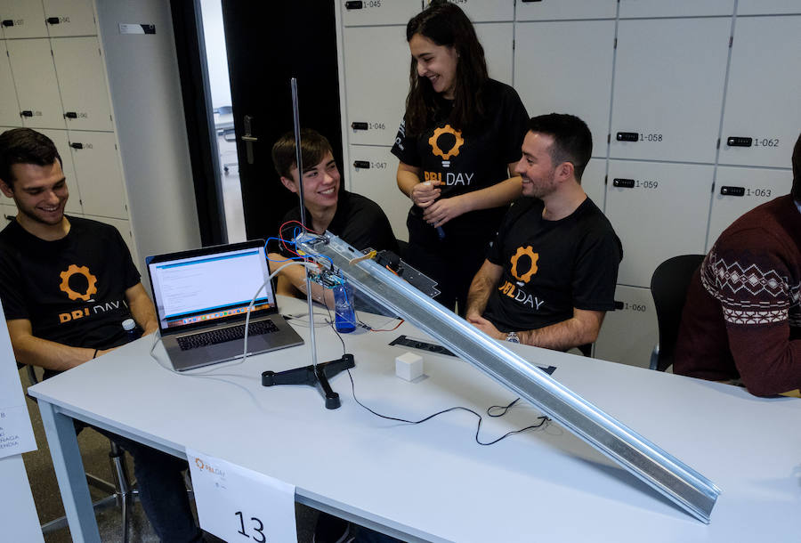 La Escuela Politécnica Superior de Mondragon Unibertsitatea, en colaboración con Orona Fundazioa, ha organizado este miércoles una jornada en Hernani donde se han expuesto 27 de los 446 proyectos reales de ingeniería desarrollados por más de 2.200 estudiantes, siguiendo el método Project Based Learning, basado en la resolución de problemas bajo la supervisión de tutores y que supone un método de aprendizaje pionero en el Estado.