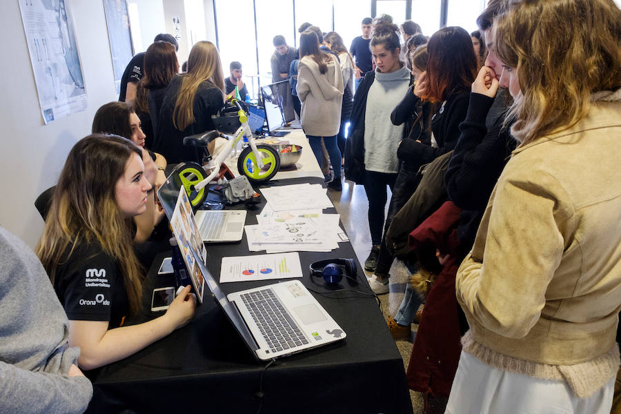 La Escuela Politécnica Superior de Mondragon Unibertsitatea, en colaboración con Orona Fundazioa, ha organizado este miércoles una jornada en Hernani donde se han expuesto 27 de los 446 proyectos reales de ingeniería desarrollados por más de 2.200 estudiantes, siguiendo el método Project Based Learning, basado en la resolución de problemas bajo la supervisión de tutores y que supone un método de aprendizaje pionero en el Estado.