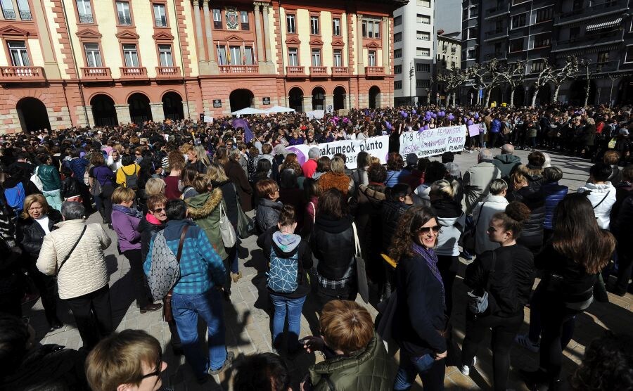 Las mujeres guipuzcoanas 'paran' hoy para renovar el impulso en la lucha por la igualdad. Paros, manifestaciones, actos reivindicativos se sucederán durante toda la jornada en diferentes localidades del territorio