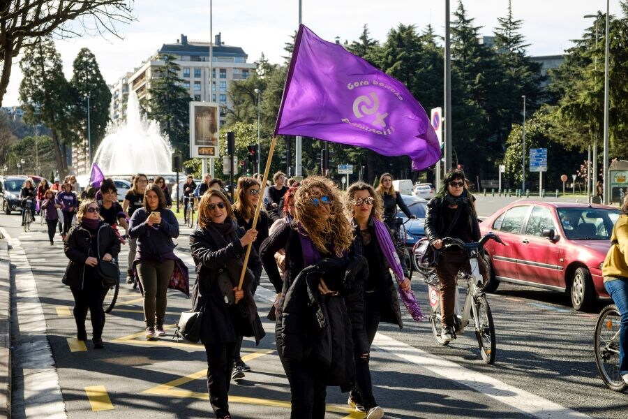 Las mujeres guipuzcoanas 'paran' hoy para renovar el impulso en la lucha por la igualdad. Paros, manifestaciones, actos reivindicativos se sucederán durante toda la jornada en diferentes localidades del territorio